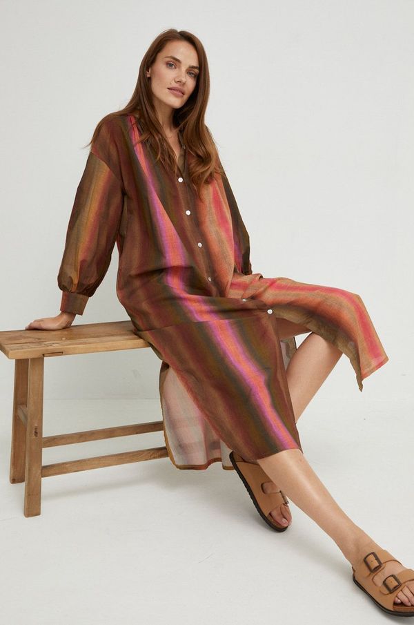Answear Lab Haljina Answear Lab boja: smeđa, midi, oversize