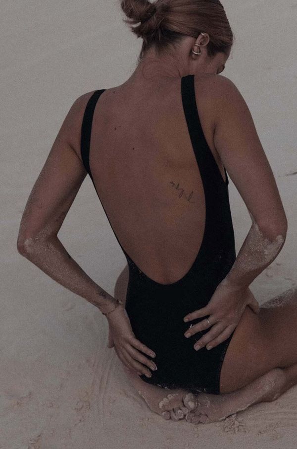Muuv. Kupaći kostim MUUV. V Swimsuit boja: crna, mekane košarice