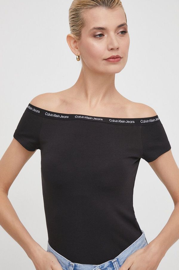 Calvin Klein Jeans Majica kratkih rukava Calvin Klein Jeans za žene, boja: crna, s otvorenim ramenima, J20J223098