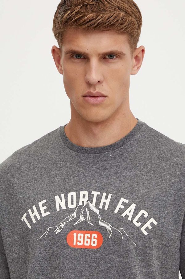 The North Face Majica kratkih rukava The North Face Tee Varsity Graphic za muškarce, boja: siva, s tiskom, NF0A89DGDYY1