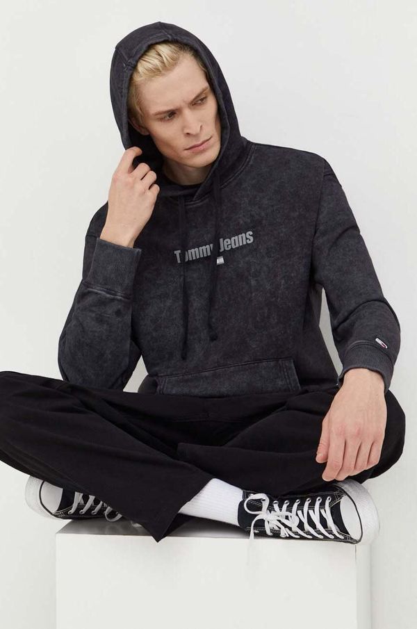 Tommy Jeans Pamučna dukserica Tommy Jeans za muškarce, boja: siva, s kapuljačom, s tiskom