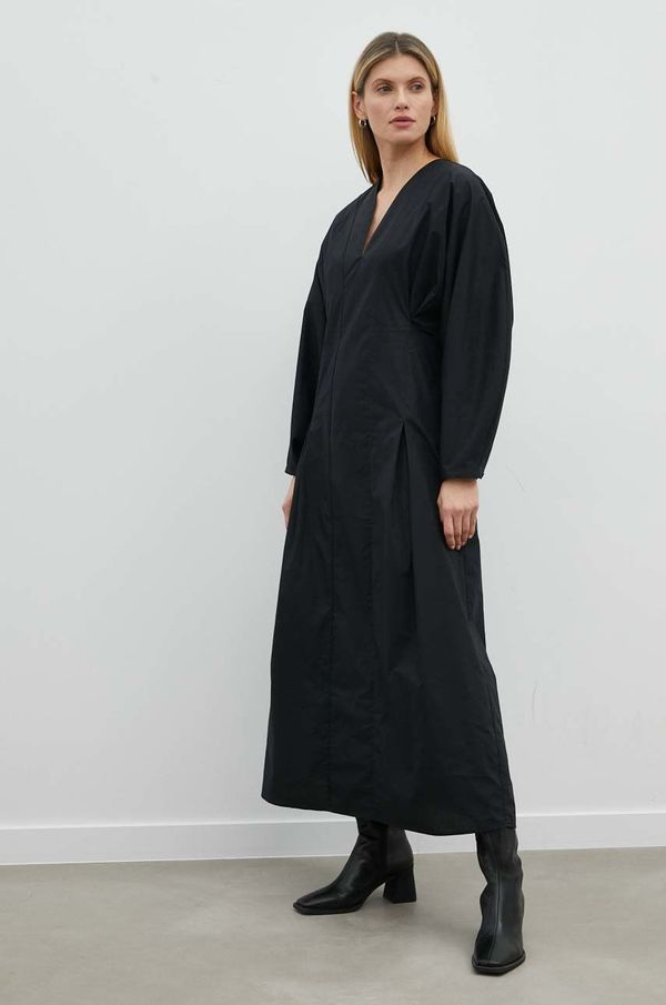 By Malene Birger Pamučna haljina By Malene Birger boja: crna, maxi, širi se prema dolje
