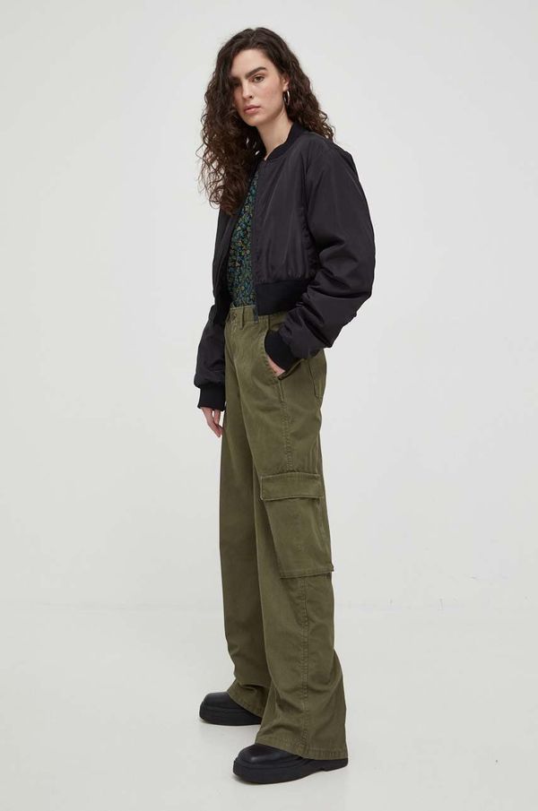 Levi's Pamučne hlače Levi's BAGGY CARGO boja: zelena, ravni kroj, srednje visoki struk