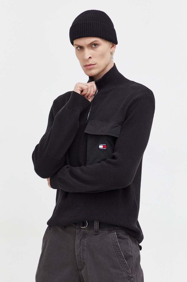 Tommy Jeans Pamučni pulover Tommy Jeans boja: crna, s poludolčevitom