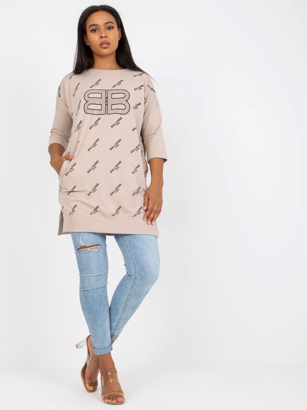 Fashionhunters Beige blouse of larger size with prints