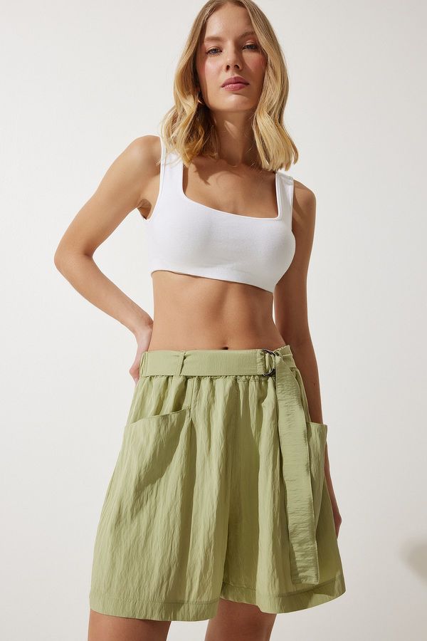Happiness İstanbul Happiness İstanbul Women's Green Belted City Length Woven Shorts