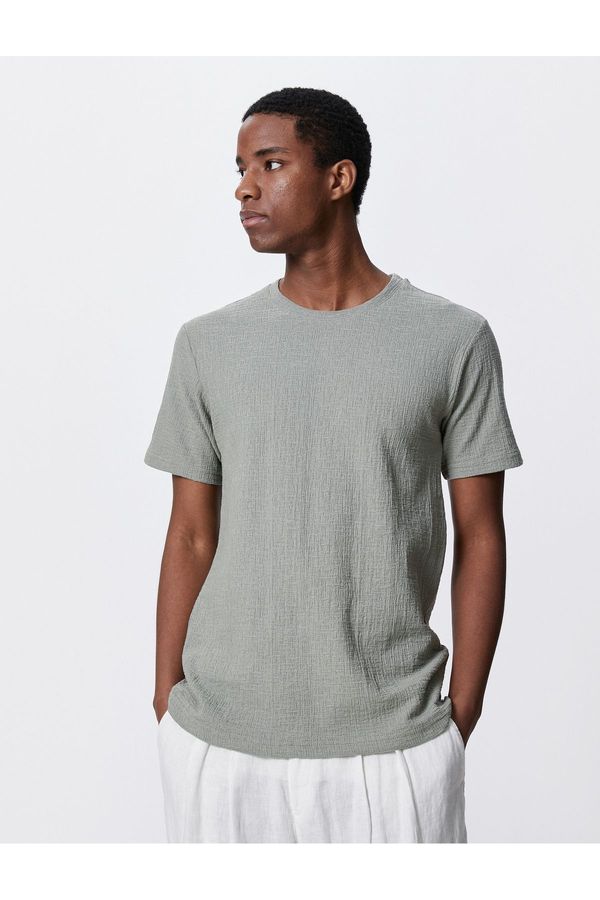 Koton Koton Basic majica. Teksturirani vrat posade Slim Fit pamuk.