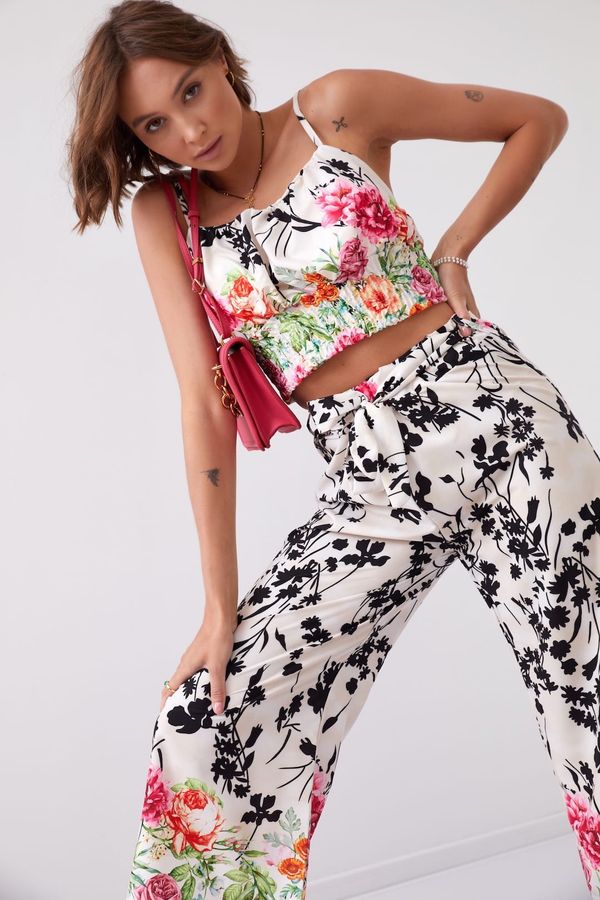 FASARDI Satin ensemble with floral wide trousers and top in light beige and black