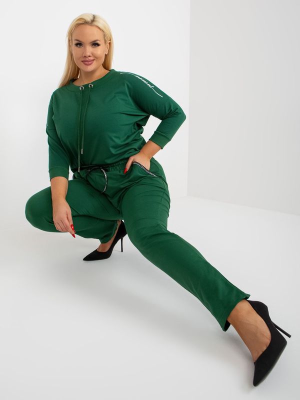 Fashionhunters Tamnozelene plus size trenirke s elastičnim pojasom tvrtke Savage