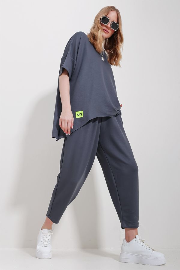Trend Alaçatı Stili Trend Alaçatı Stili Women's Anthracite Crew Neck Asymmetric Cut Coated Blouse And Trousers Suit