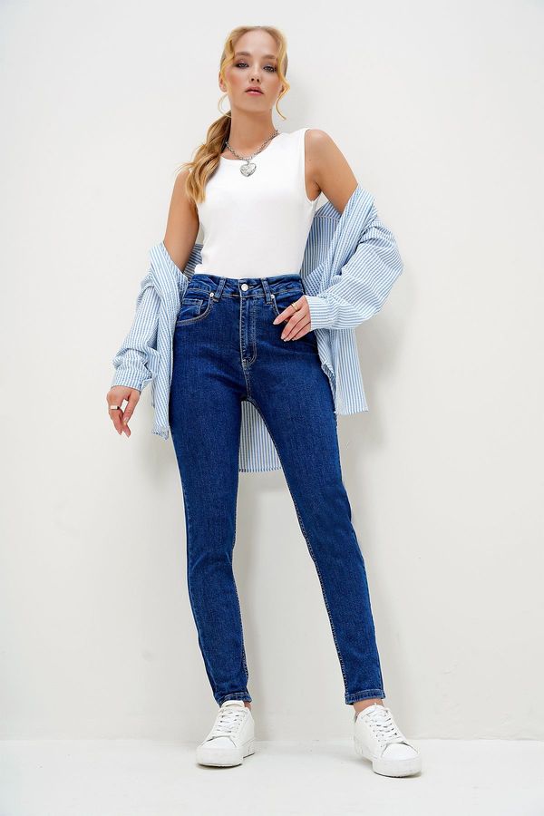 Trend Alaçatı Stili Trend Alaçatı Stili Women's Dark Blue 5 Pocket Washed Straight Leg Jeans