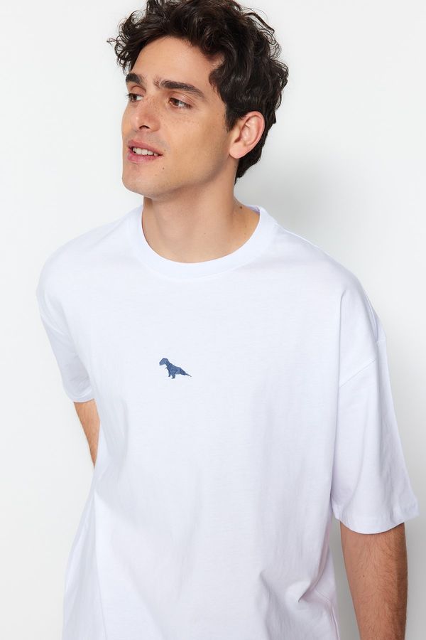 Trendyol Trendyol bijeli muškarci oversize / široko rezani vrat posade kratkih rukava dinosaur vez 100% pamučna majica.