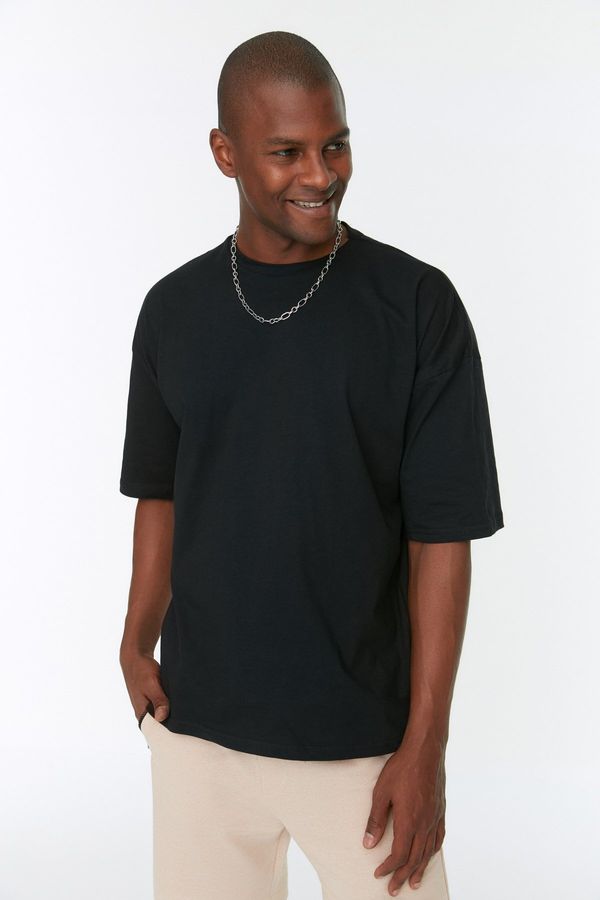 Trendyol Trendyol Black Men's Basic 100% Cotton Crew Neck predimenzionirana majica kratkih rukava.