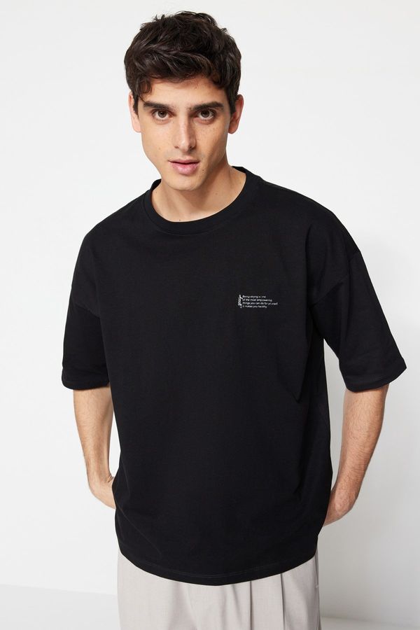 Trendyol Trendyol Black Men's predimenzionirana 100% pamučna posada vrat minimalistička majica s tekstnim printom.
