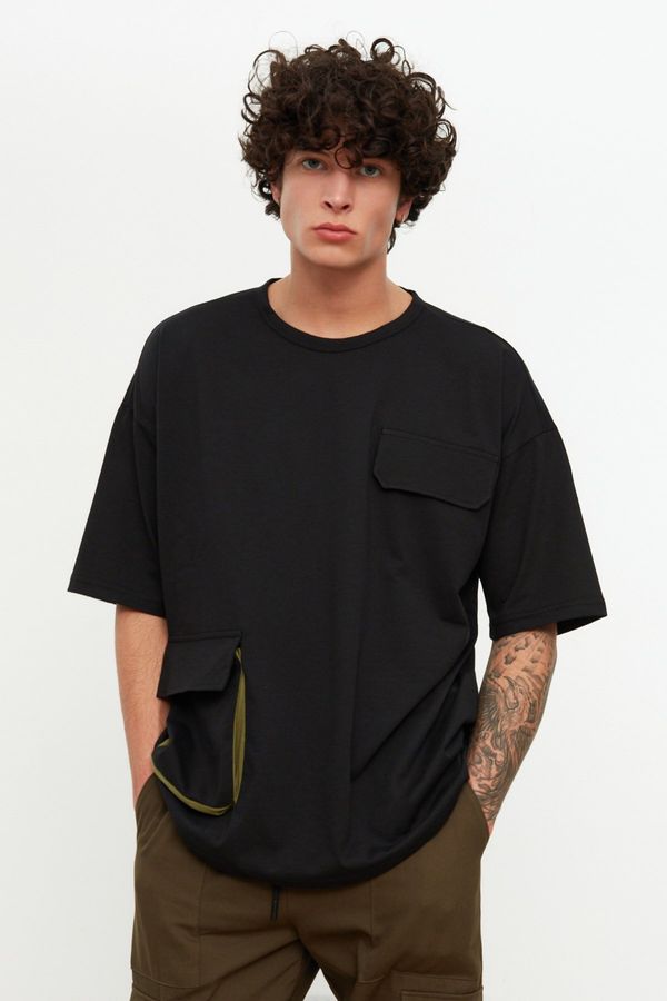Trendyol Trendyol Black muški oversize / široki rez, majica s vratom posade kratkih rukava s džepovima, mijehom