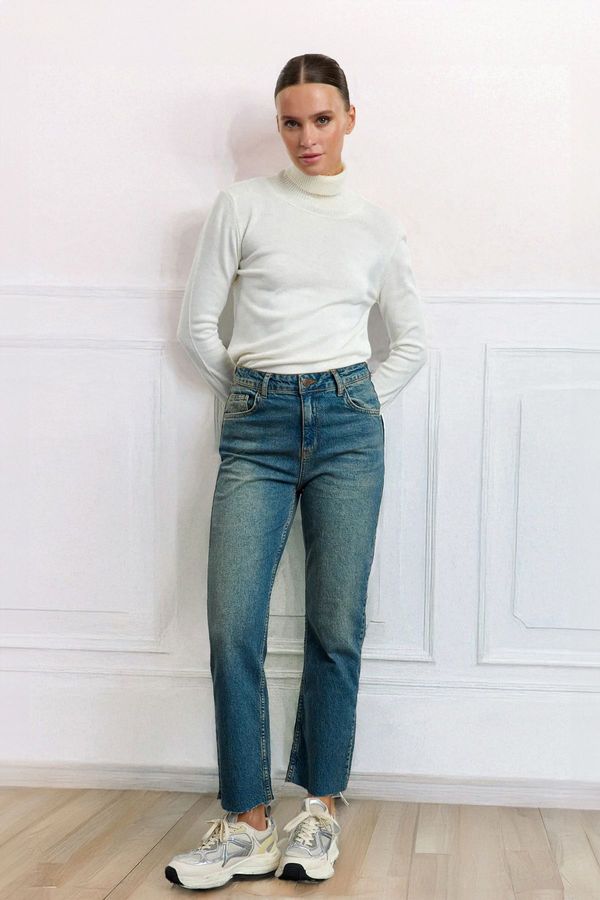 Trendyol Trendyol Blue Cut-Out High Waist Straight Jeans