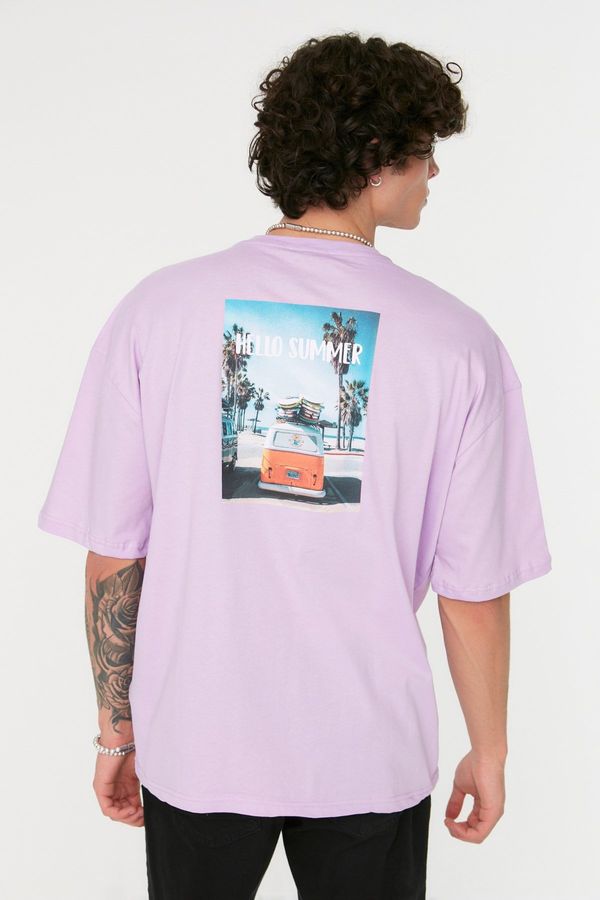 Trendyol Trendyol Lilac Muška predimenzionirana / široka rezana majica kratkih rukava s foto printom. 100% pamuk.