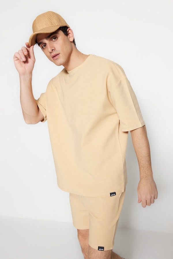 Trendyol Trendyol Limited Edition Bež muški oversize 100% pamuk s naljepnicama, teksturirana osnovna debela majica.