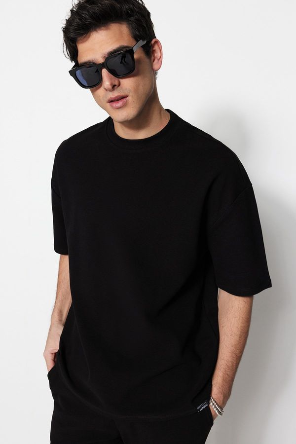 Trendyol Trendyol Limited Edition Black Men's Oversize 100% pamuk s etiketom, teksturirana osnovna debela majica.