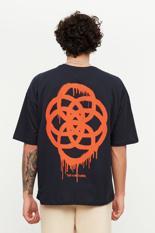Trendyol Trendyol Navy Blue Muška predimenzionirana / široka kroja, majica geometrijskog uzorka. 100% pamučna majica.