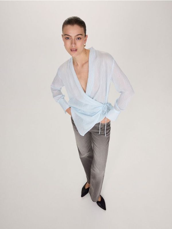 Reserved Reserved - Bluza na vezanje i preklop sprijeda - bljedoplavo