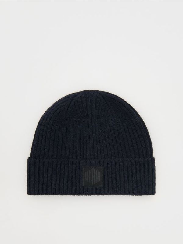 Reserved Reserved - Kapa beanie s našivkom - mornarsko plava