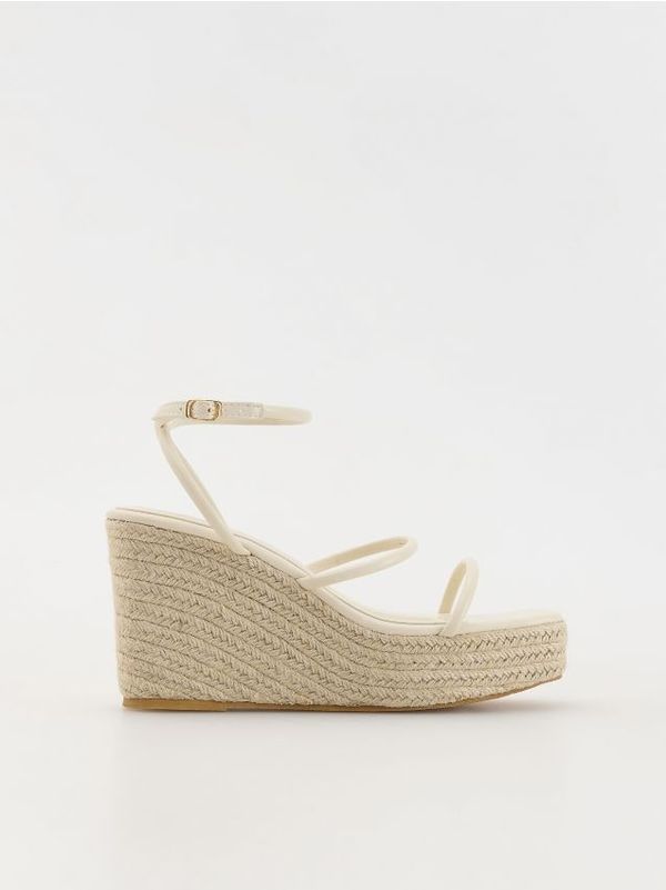 Reserved Reserved - LADIES` SANDALS - krem