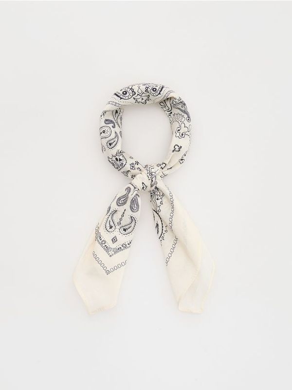 Reserved Reserved - LADIES` SCARF - bijela