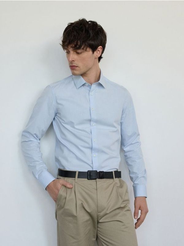 Reserved Reserved - Slim fit košulja s visokim udjelom pamuka - bljedoplavo