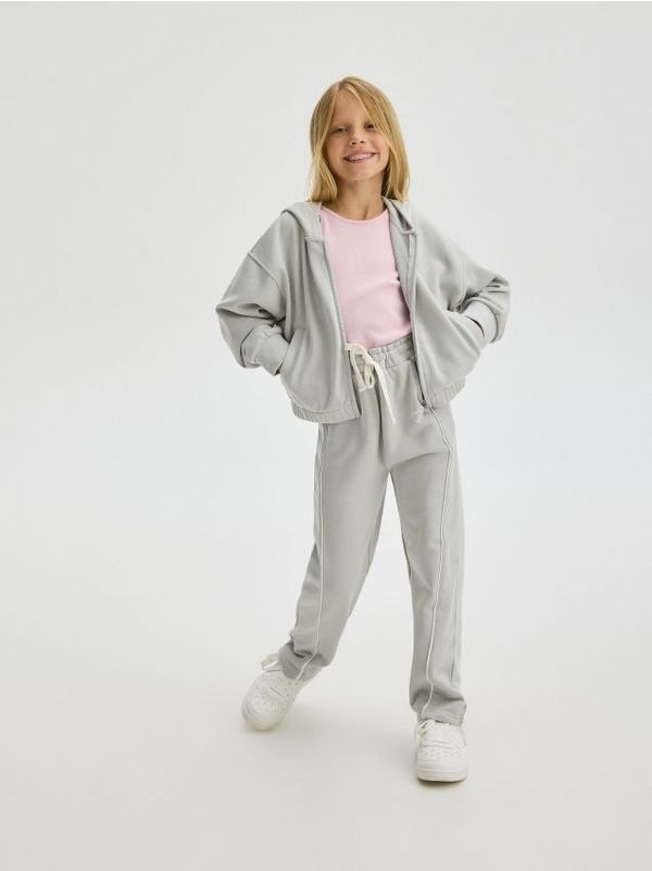 Reserved Reserved - Sportske hlače s printom - light grey